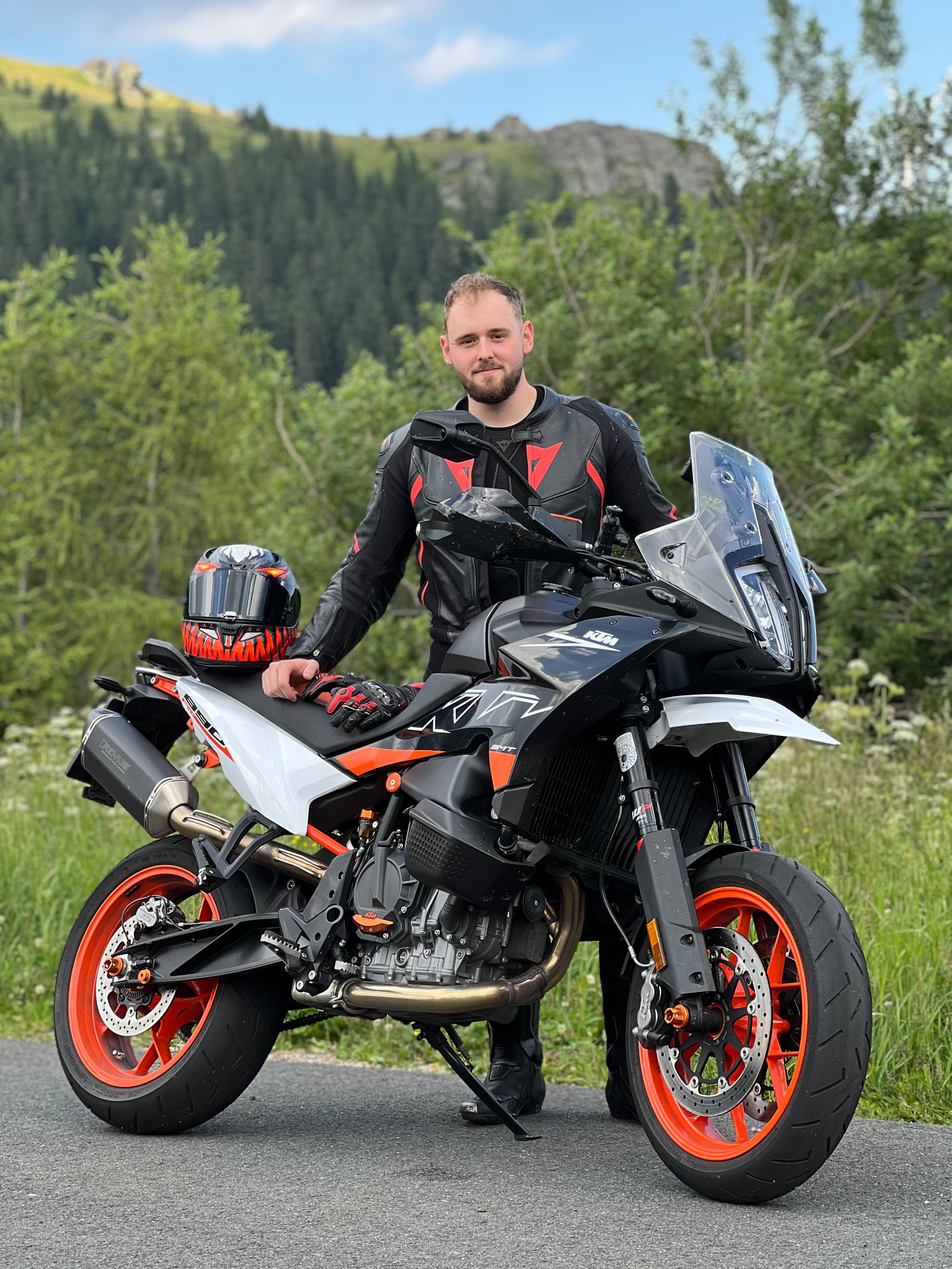 Raphael auf Motorrad